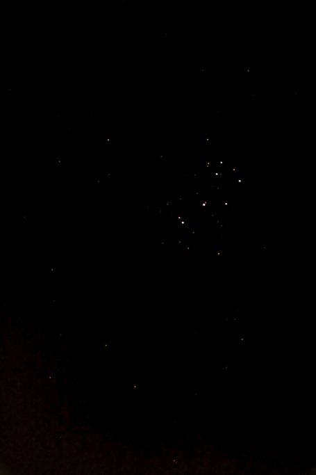 Dunkler Hintergrund mit einigen schwach sichtbaren Lichtpunkten.