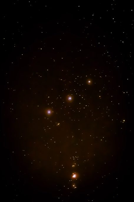 Sternenhimmel mit mehreren leuchtenden Sternen auf schwarzem Hintergrund.
