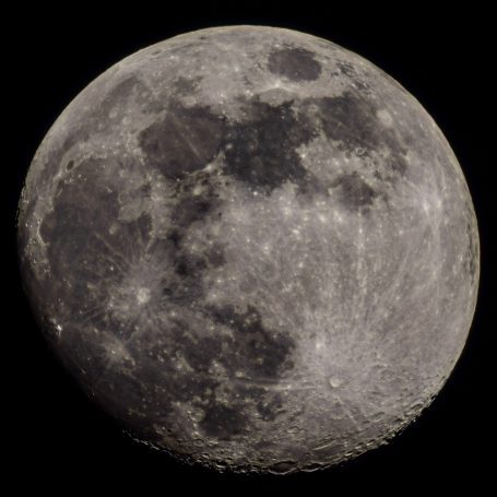Vollmond mit sichtbaren Kratern und einer unregelmäßigen Oberfläche.